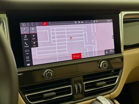 Certified 2025 Porsche Macan AWD/4WD image 19