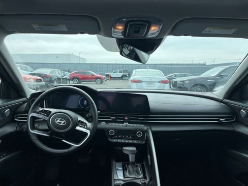 Used 2025 Hyundai Elantra Limited image 35