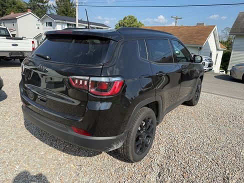 Used 2025 Jeep Compass Latitude w/ Altitude Special Edition AWD/4WD image 2