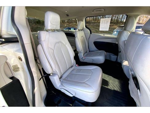 Used 2020 Chrysler Pacifica Touring-L image 22