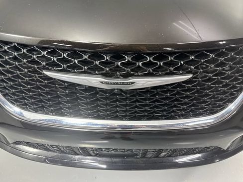 Used 2024 Chrysler Pacifica Touring-L FWD image 26