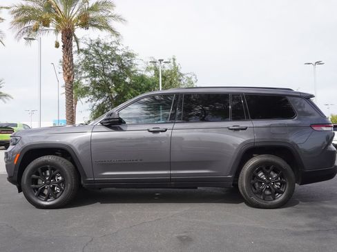 Used 2025 Jeep Grand Cherokee L Altitude RWD image 2