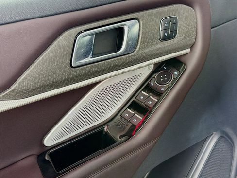Used 2025 Ford Explorer Platinum image 19