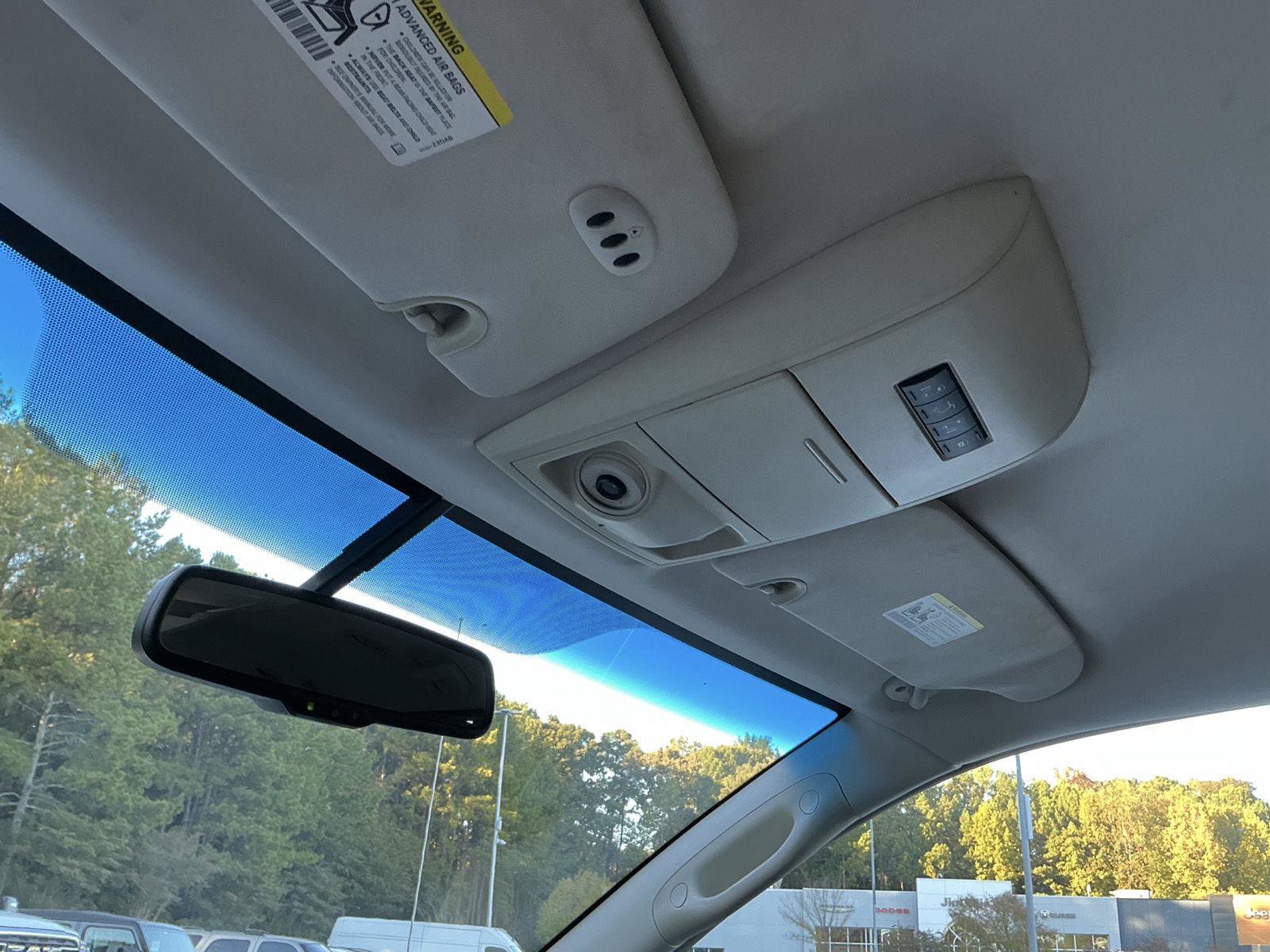 Used 2011 Volkswagen Routan SE FWD image 21