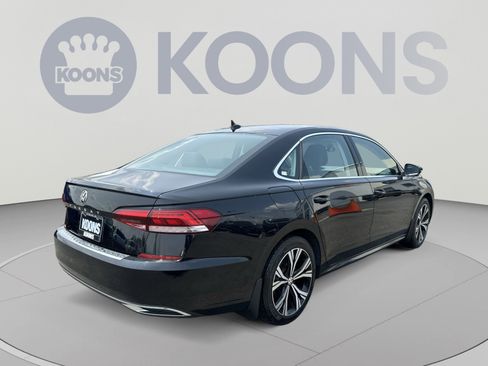 Used 2022 Volkswagen Passat 2.0T SE FWD image 11