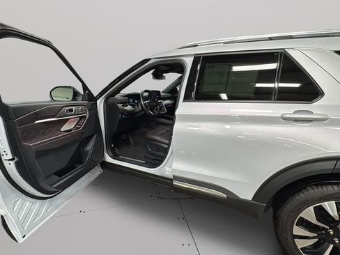 Used 2025 Ford Explorer Platinum w/ LUX Leather Package image 13