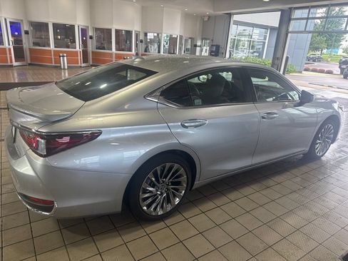 Used 2025 Lexus ES 300h w/ Accessory Package (Z1) FWD image 4