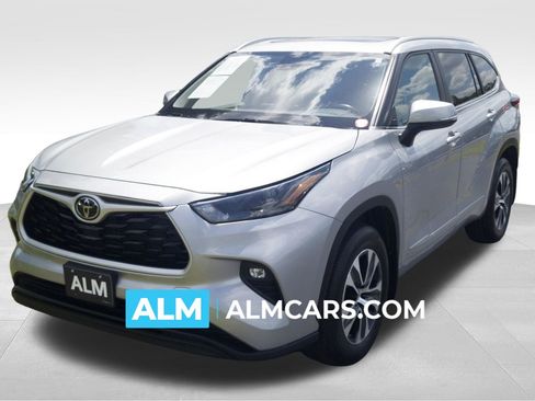 Used 2023 Toyota Highlander XLE AWD/4WD image 1