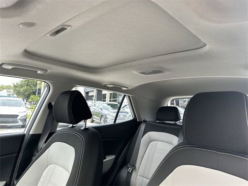 Used 2024 Hyundai Venue SEL image 16