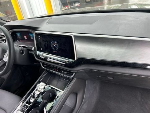 Used 2024 Volkswagen Atlas Cross Sport SE FWD image 21
