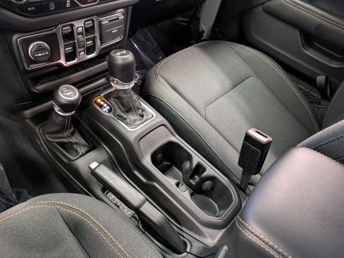 Used 2024 Jeep Wrangler Sahara image 13