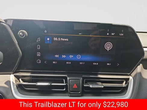 Used 2025 Chevrolet TrailBlazer LT AWD/4WD image 27