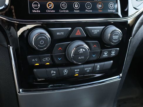 Used 2020 Jeep Grand Cherokee Altitude image 16