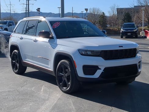 Used 2024 Jeep Grand Cherokee Altitude image 8