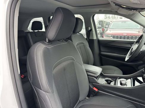 Certified 2024 Jeep Grand Cherokee Laredo X image 25