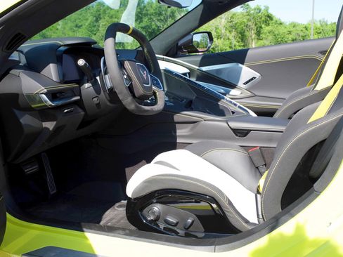 Used 2022 Chevrolet Corvette Stingray Premium Conv RWD image 2