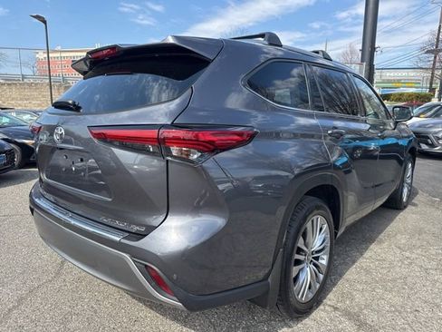 Used 2023 Toyota Highlander Platinum image 18