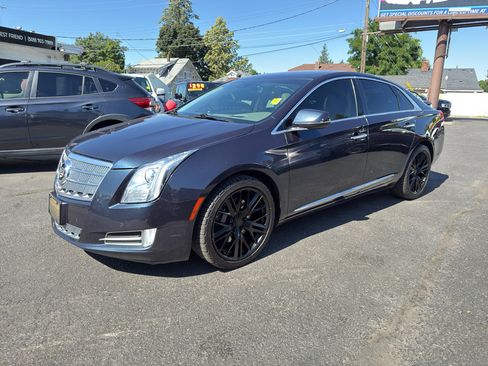 Used 2013 Cadillac XTS Platinum FWD image 2