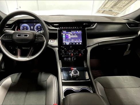 New 2025 Jeep Grand Cherokee Altitude image 9