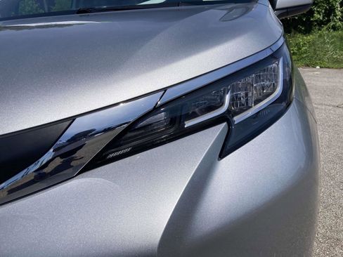Used 2021 Toyota Sienna XLE w/ XLE Plus Package FWD image 11