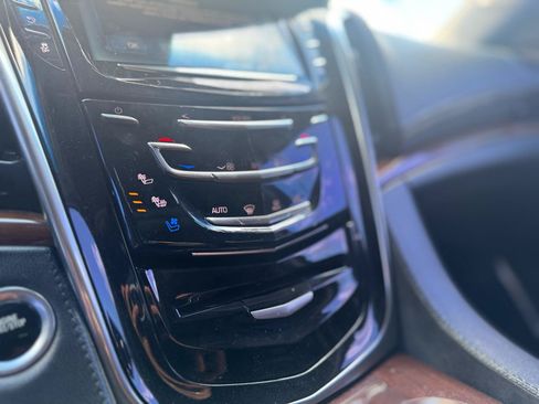 Used 2019 Cadillac Escalade ESV Luxury AWD/4WD image 46