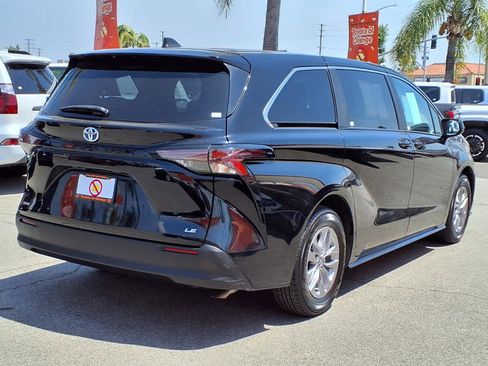Certified 2025 Toyota Sienna LE FWD image 6