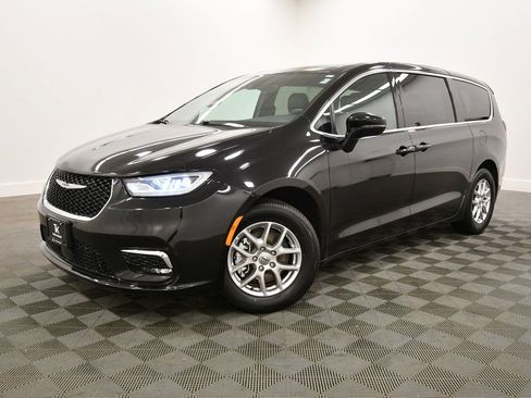 Used 2025 Chrysler Pacifica Select FWD image 2