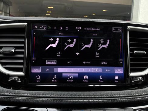 Used 2023 Chrysler Pacifica Touring-L FWD image 36