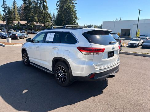 Used 2017 Toyota Highlander SE AWD/4WD image 3