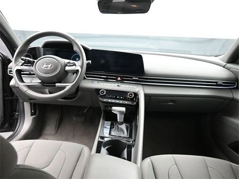 Used 2025 Hyundai Elantra SEL image 23