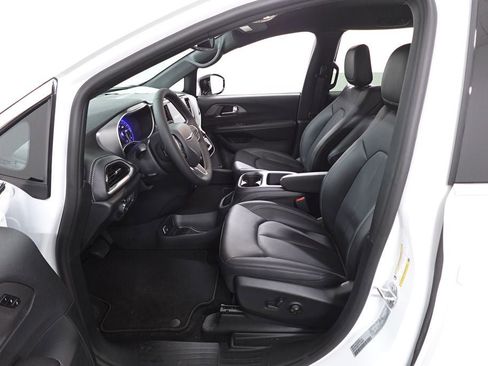 New 2026 Chrysler Pacifica Select image 10