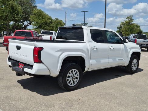 Certified 2025 Toyota Tacoma SR5 AWD/4WD image 5