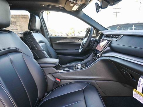 New 2025 Jeep Grand Cherokee Limited image 19