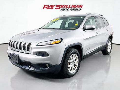 Used 2016 Jeep Cherokee Latitude w/ Cold Weather Group AWD/4WD image 3
