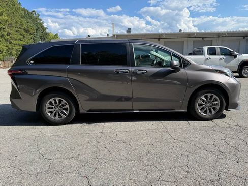 Used 2022 Toyota Sienna XLE FWD image 8