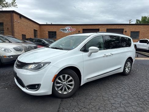Used 2017 Chrysler Pacifica Touring-L FWD image 1