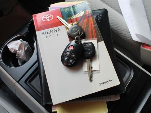 Used 2013 Toyota Sienna LE FWD image 23