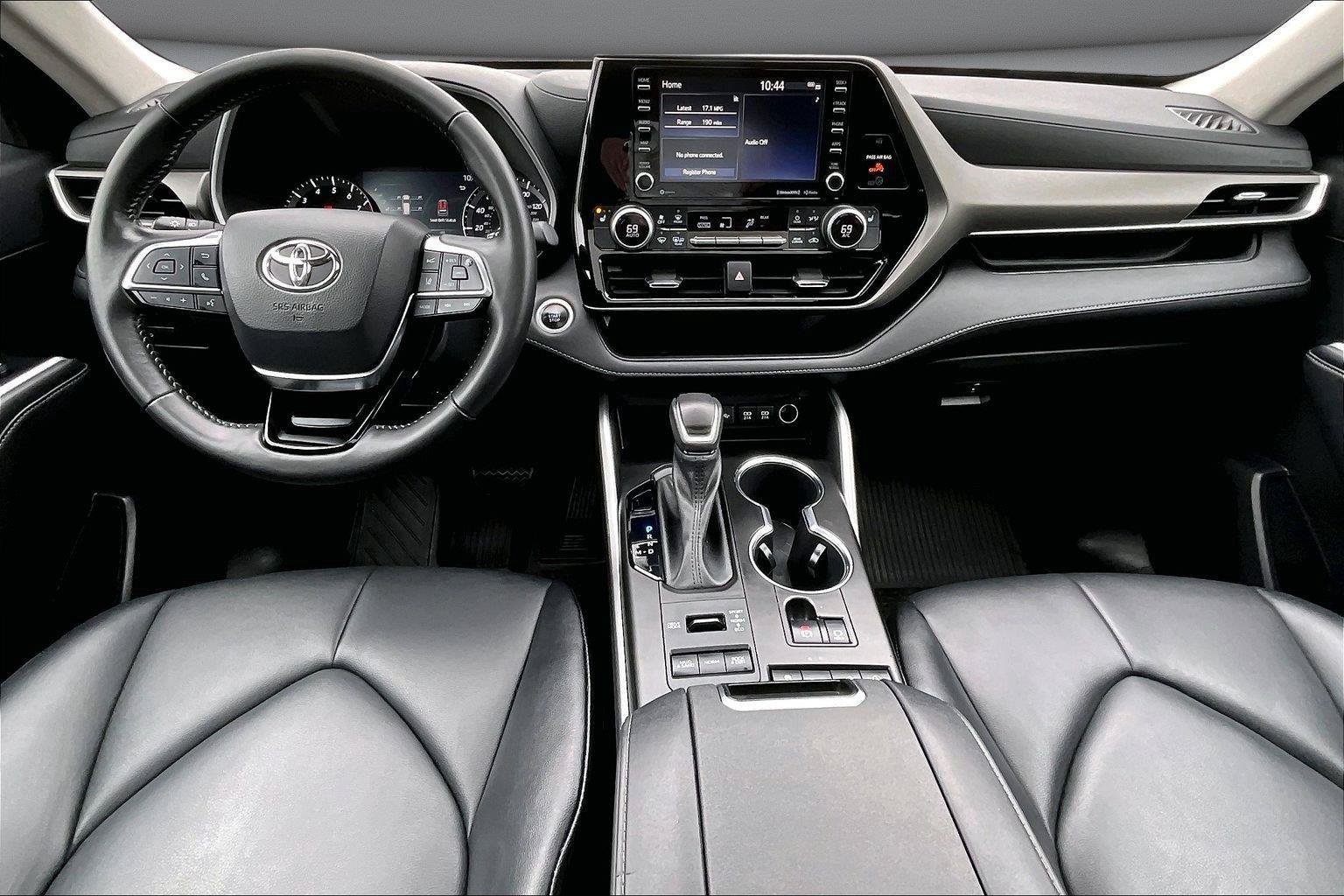 Used 2021 Toyota Highlander XLE AWD/4WD image 8