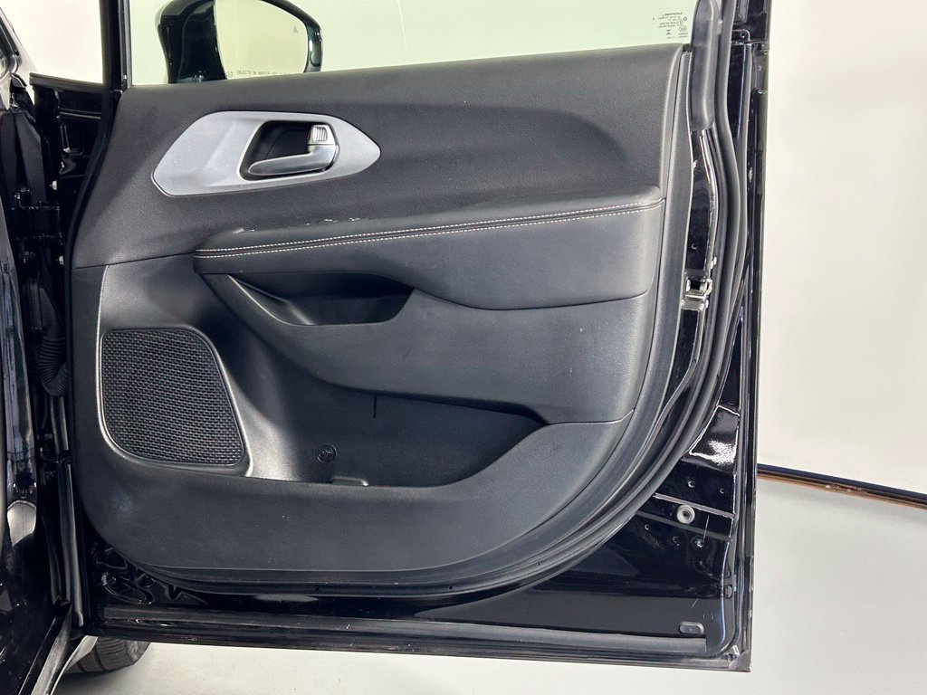 Used 2025 Chrysler Pacifica Limited FWD image 8