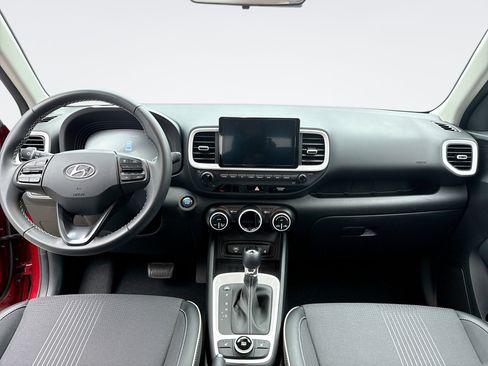 Used 2024 Hyundai Venue Limited image 14
