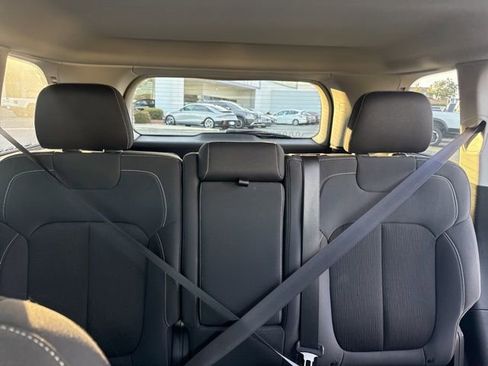 Used 2023 Jeep Grand Cherokee Laredo image 29