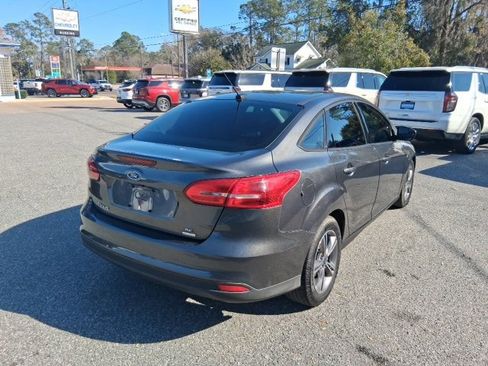 Used 2018 Ford Focus SE w/ SE Appearance Package image 10