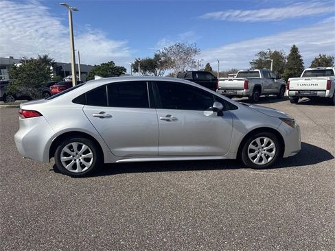 Used 2022 Toyota Corolla LE image 2