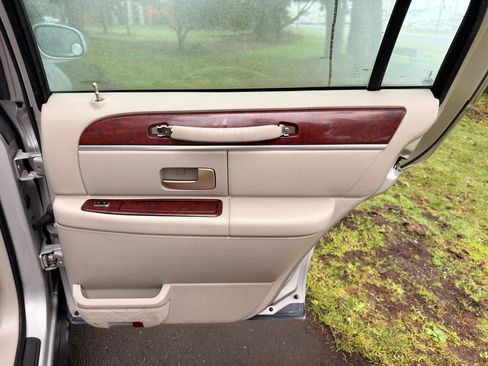 Used 2005 Lincoln Town Car Signature image 29