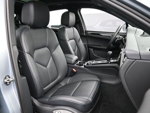 Certified 2025 Porsche Macan AWD/4WD image 31
