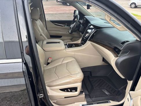 Used 2018 Cadillac Escalade ESV Luxury AWD/4WD image 12