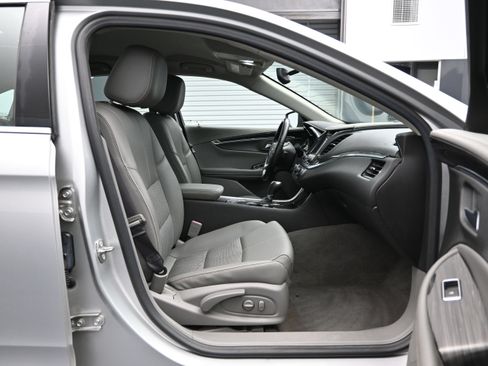 Used 2018 Chevrolet Impala LT FWD image 13