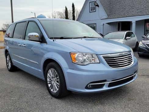 Used 2013 Chrysler Town & Country Touring-L w/ Driver Convenience Group image 10