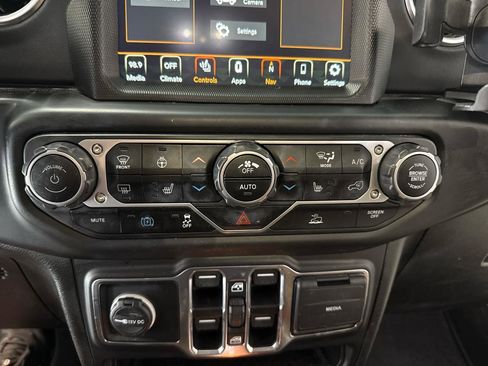 Used 2022 Jeep Wrangler Unlimited Sahara w/ Cold Weather Group AWD/4WD image 19