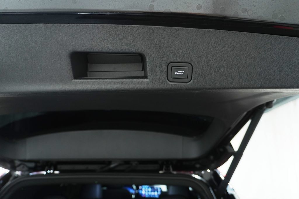 Used 2025 Chevrolet Traverse High Country AWD/4WD image 9